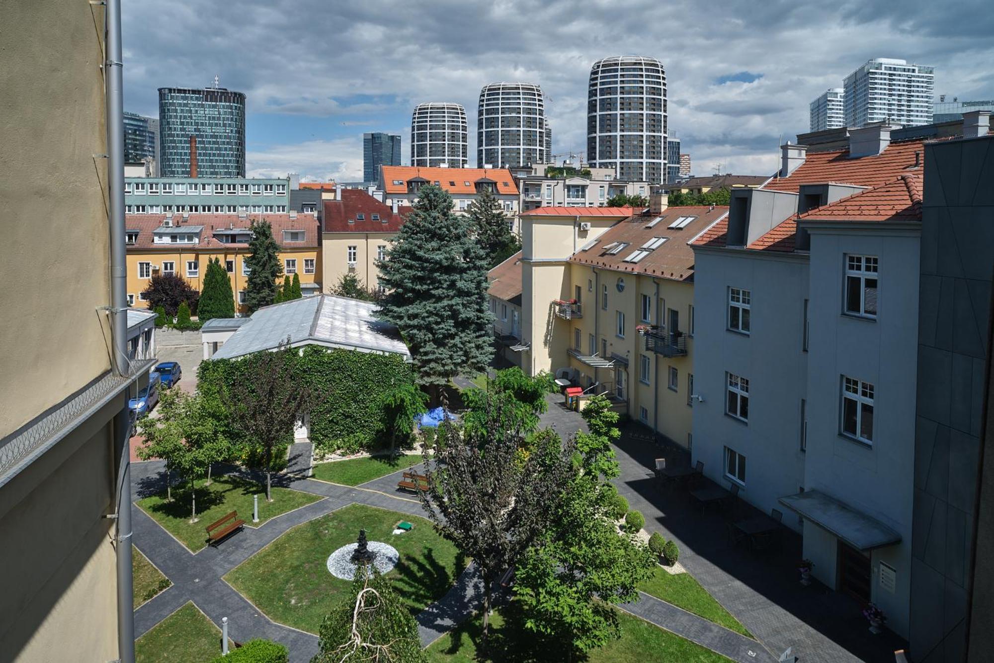 Centrum Salvator Hotel Bratislava Ngoại thất bức ảnh